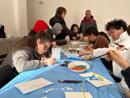 Oggi il nostro maestro di pittura, Pierluigi Palmieri, ci ha fatto esercitare con disegni presi da tatuaggi! 😁❤️🎨